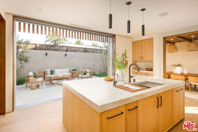 2132 Walnut Avenue, Venice (los Angeles), CA 90291