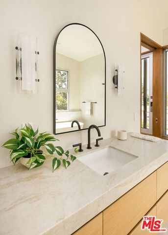 2132 Walnut Avenue, Venice (los Angeles), CA 90291