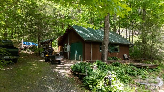 8 Westward Way, Bakersville, NC 28705