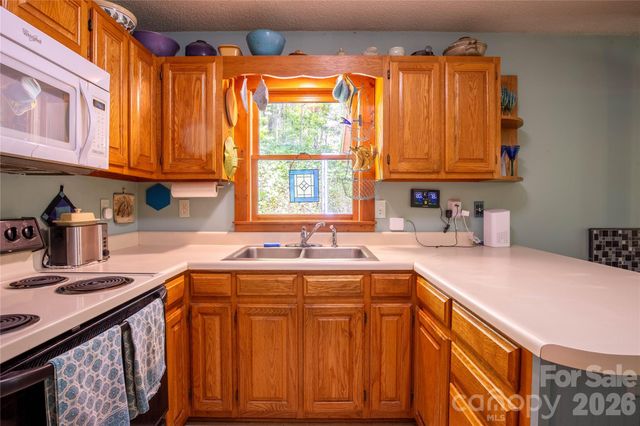 8 Westward Way, Bakersville, NC 28705
