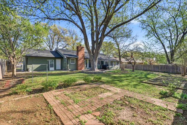 7407 E Plaza Ln, Wichita, KS 67206