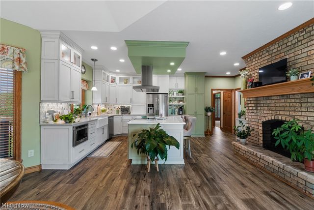 3896 Edison Street NE, Hartville, OH 44632