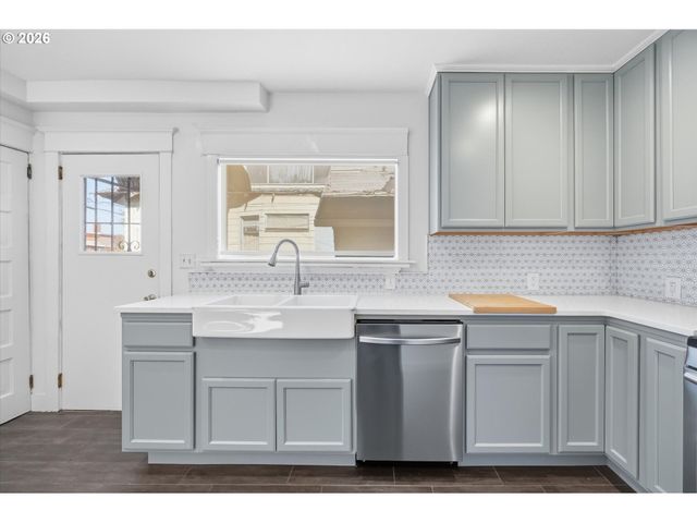4806 N GANTENBEIN Ave, Portland, OR 97217