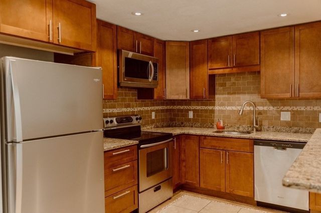 16 Williamsburg Ct 23, Shrewsbury, MA 01545