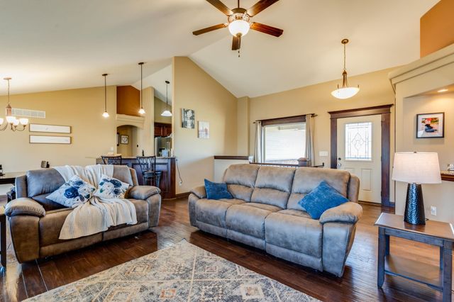 8517 W Candlewood Ct, Wichita, KS 67205