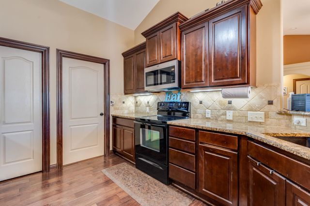 8517 W Candlewood Ct, Wichita, KS 67205