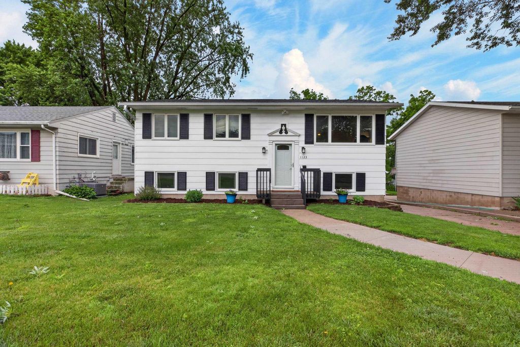 1123 W 9th Street, Cedar Falls, IA 50613