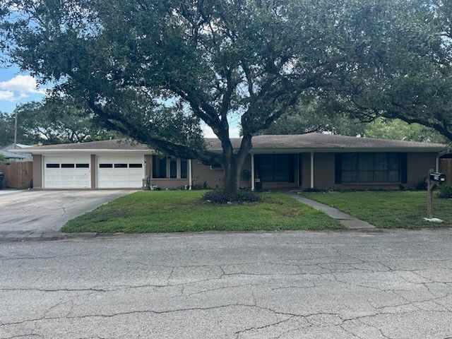 726 Reynolds Ave, Taft, TX 78390