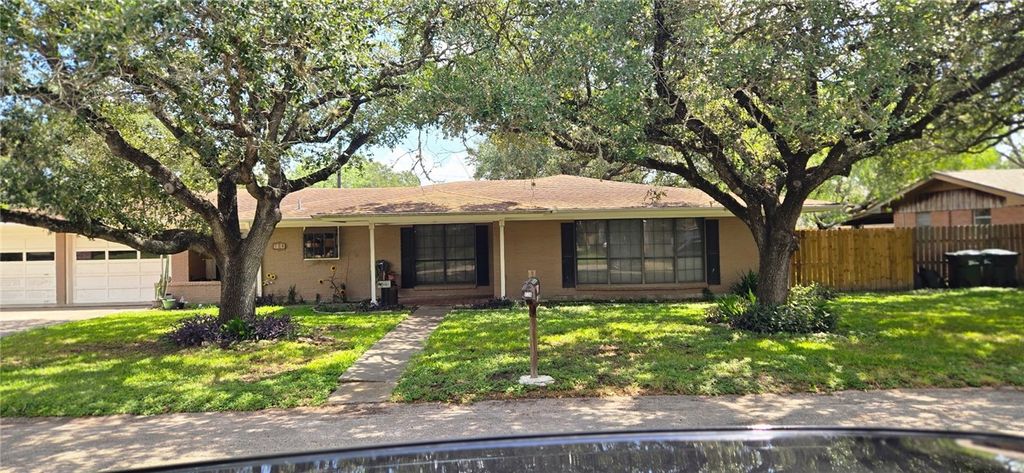 726 Reynolds Ave, Taft, TX 78390