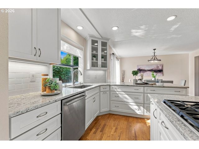 16080 Nw SOMERSET Dr, Beaverton, OR 97006
