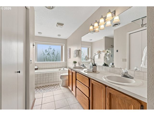 16080 Nw SOMERSET Dr, Beaverton, OR 97006