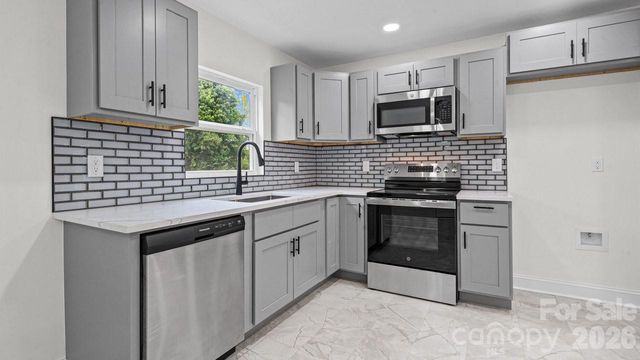 102 W Carolina Avenue, Bessemer City, NC 28016