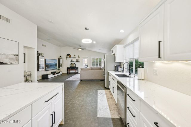 6560 E SADDLEBACK Street, Mesa, AZ 85215