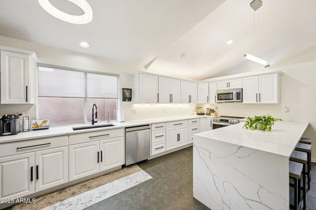 6560 E SADDLEBACK Street, Mesa, AZ 85215