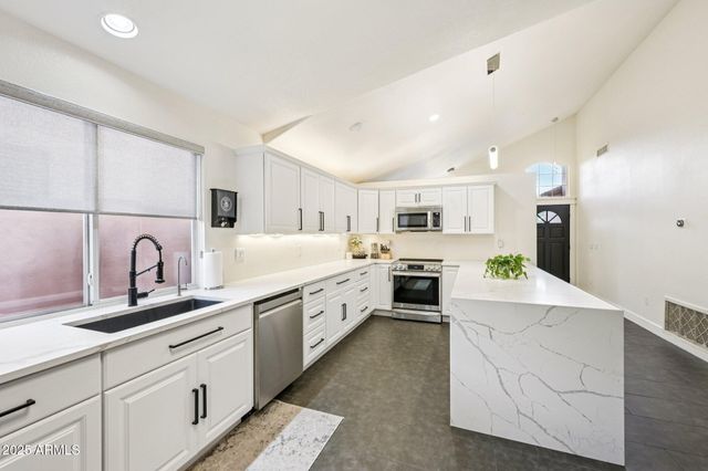 6560 E SADDLEBACK Street, Mesa, AZ 85215