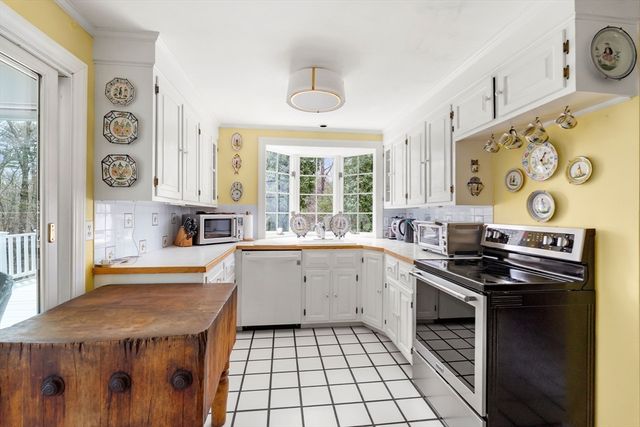 26 Canterbury Hill Rd, Topsfield, MA 01983