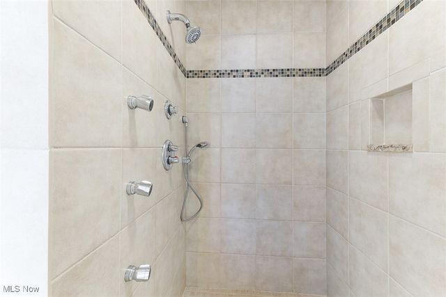 196 Chisholm Court, Aurora, OH 44202