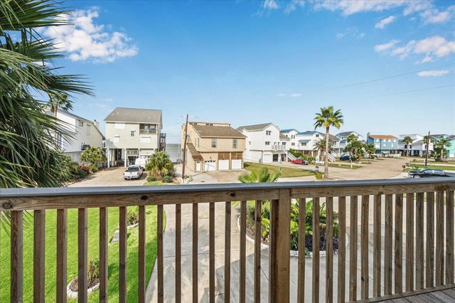 270 Isles End Road, Tiki Island, TX 77554