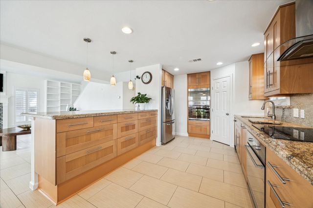 270 Isles End Road, Tiki Island, TX 77554