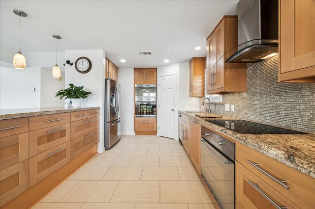 270 Isles End Road, Tiki Island, TX 77554