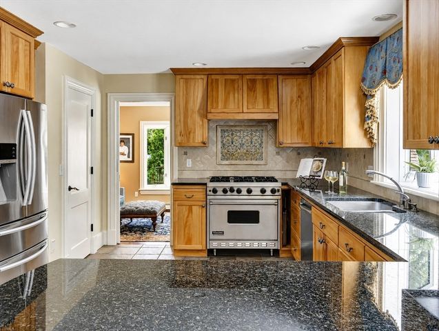 6 Windsor Pl, Mansfield, MA 02048