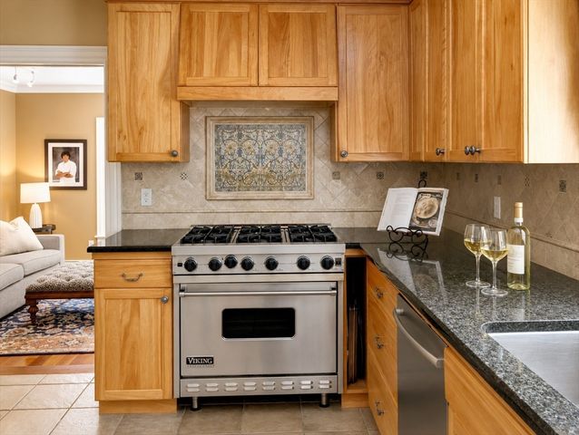 6 Windsor Pl, Mansfield, MA 02048
