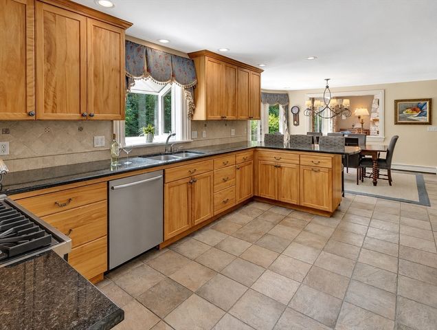 6 Windsor Pl, Mansfield, MA 02048