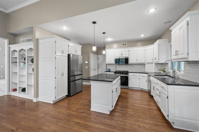 5812 NW Hickory Place, Parkville, MO 64152