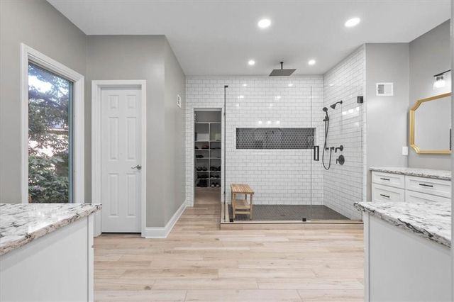 5812 NW Hickory Place, Parkville, MO 64152