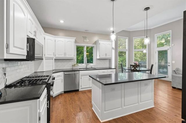 5812 NW Hickory Place, Parkville, MO 64152