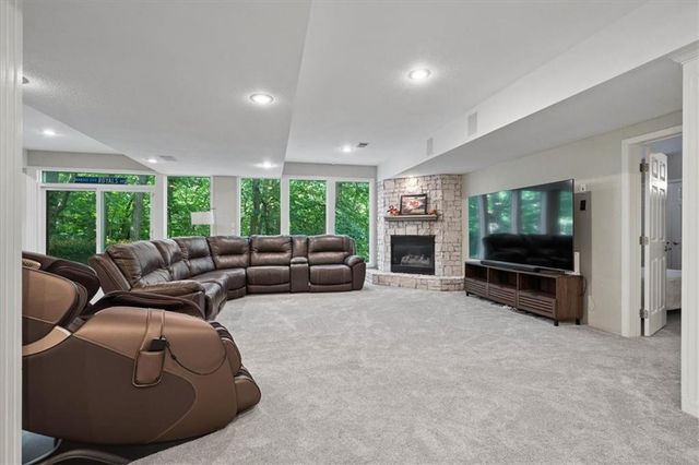 5812 NW Hickory Place, Parkville, MO 64152