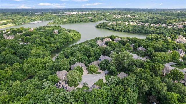 5812 NW Hickory Place, Parkville, MO 64152