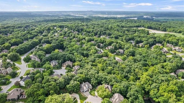 5812 NW Hickory Place, Parkville, MO 64152