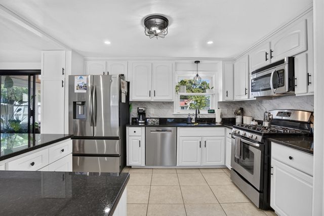 3 Connolly St, Randolph, MA 02368