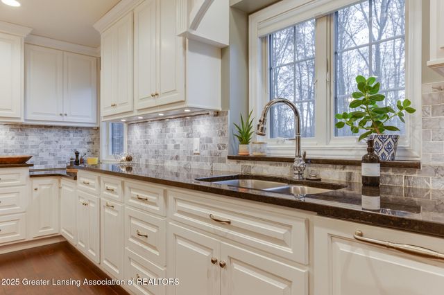 12719 Oneida Woods Trail, Grand Ledge, MI 48837