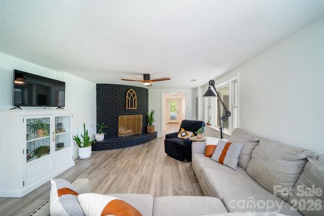 913 Dorothy Street, Hendersonville, NC 28791