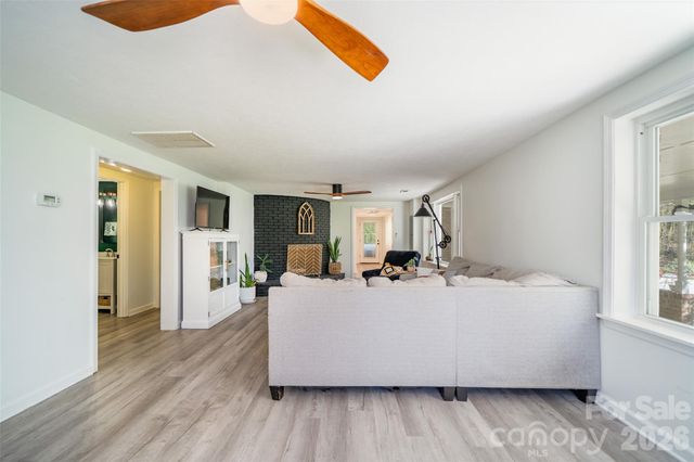 913 Dorothy Street, Hendersonville, NC 28791