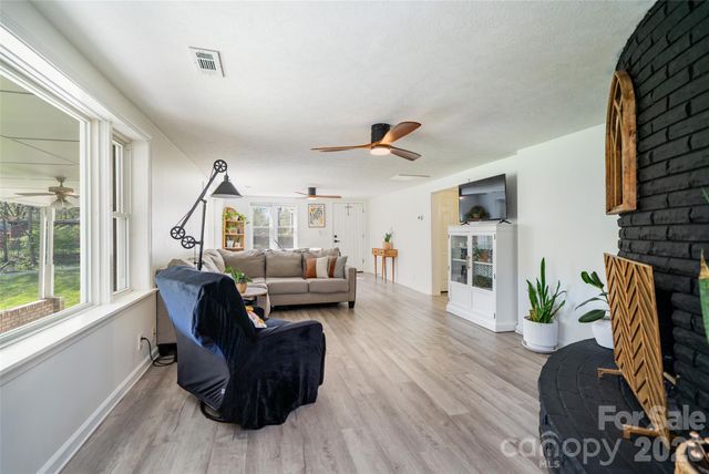 913 Dorothy Street, Hendersonville, NC 28791