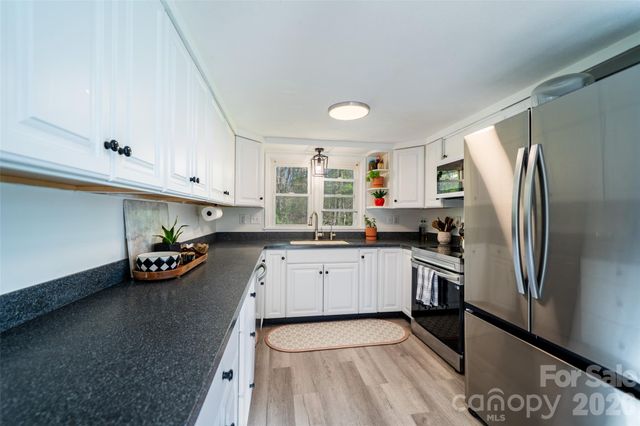 913 Dorothy Street, Hendersonville, NC 28791