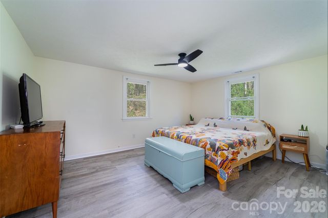 913 Dorothy Street, Hendersonville, NC 28791