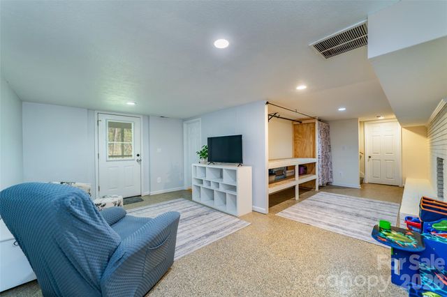 913 Dorothy Street, Hendersonville, NC 28791