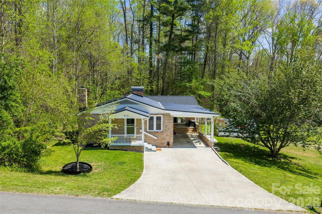 913 Dorothy Street, Hendersonville, NC 28791