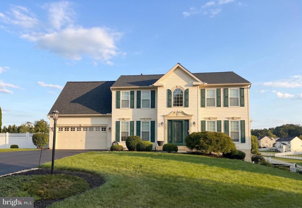 1915 OAK HILLS DR, Hanover, PA 17331