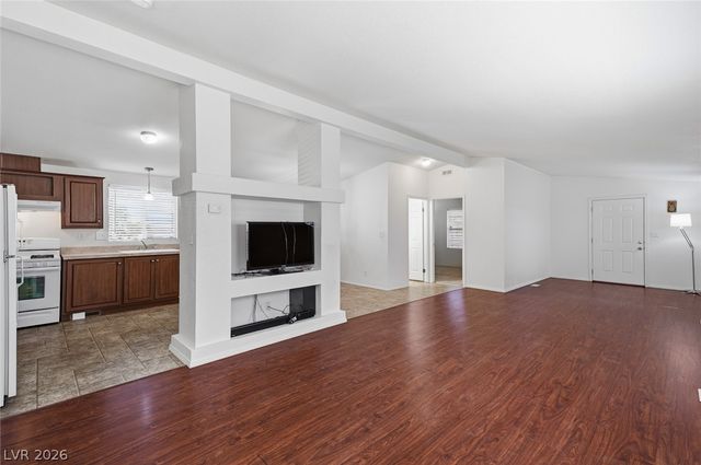 4589 Royal Ridge Boulevard, Las Vegas, NV 89103