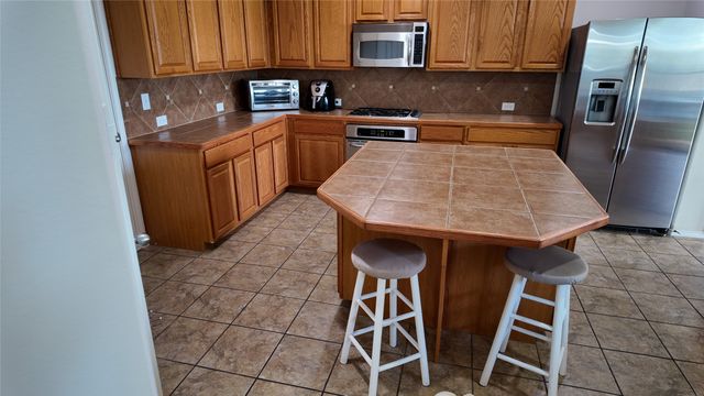 421 Roundrock Lane, Fort Worth, TX 76140