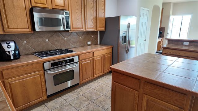 421 Roundrock Lane, Fort Worth, TX 76140