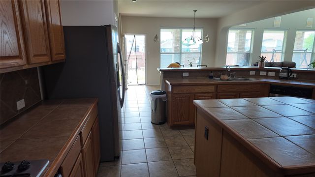 421 Roundrock Lane, Fort Worth, TX 76140