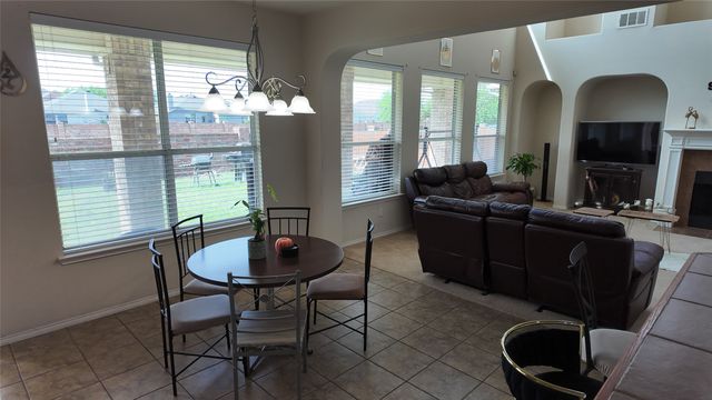 421 Roundrock Lane, Fort Worth, TX 76140