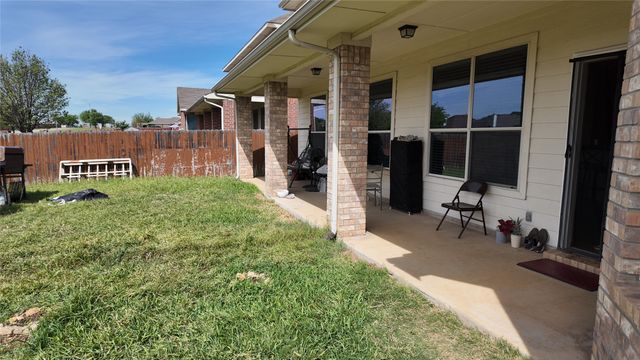 421 Roundrock Lane, Fort Worth, TX 76140