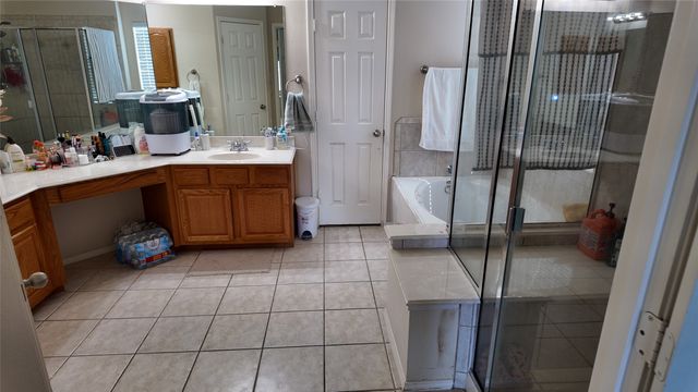 421 Roundrock Lane, Fort Worth, TX 76140